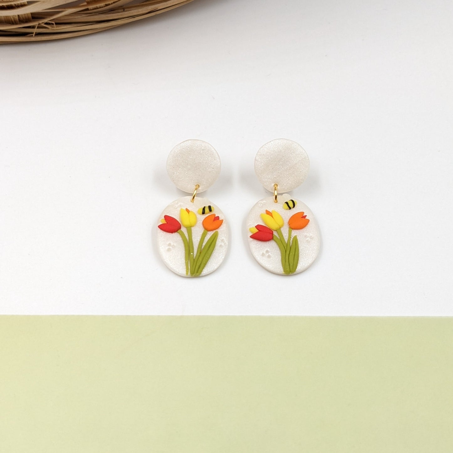 Tulp oorbellen met een bij