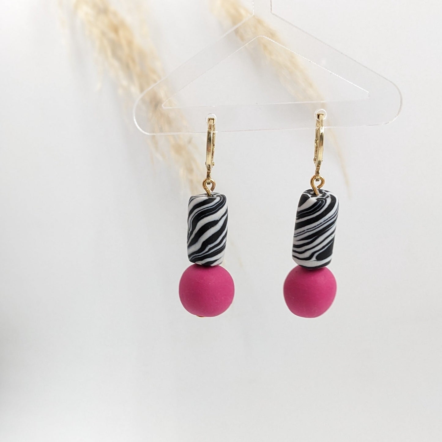 Zebra oorbellen met roze kraal